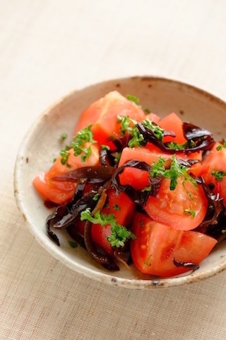 トマトと黒きくらげのサラダ フードコーディネーターによる クッキングアートサイト美膳